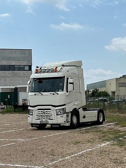 Cap tractor Renault T ce face parte din flota Grupo Magda