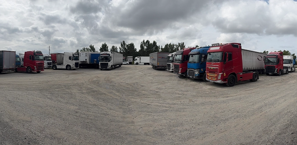 Fotografie wide in care sunt prezentate camioanele si semiremorcile ce apartin flotei de transport a companiei Grupo Magda