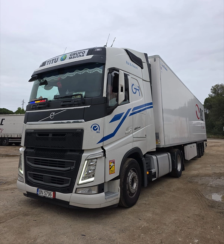 Camion Volvo si semiremorca frigorifica pregatite de transportat acolo unde este nevoie