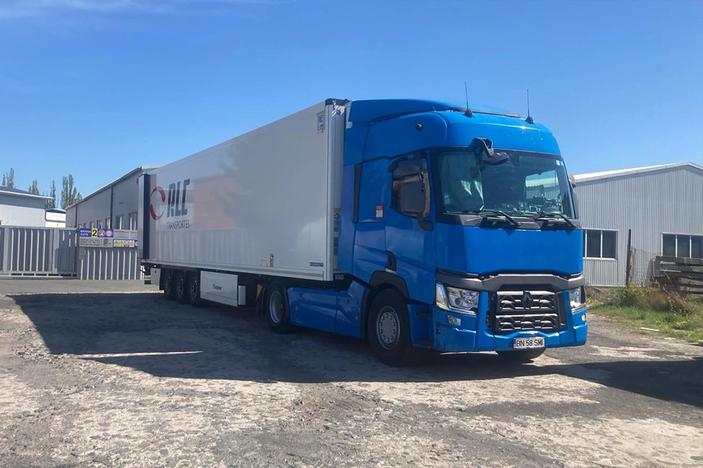 Un ansamblu format din cap tractor Renault si semiremorca frigorifica pentru transportul marfurilor perisabile